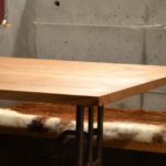 栗のテーブルとベンチ